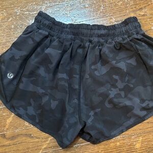 Black Camo Lululemon 2.5" Hotty Hot Short Size 4